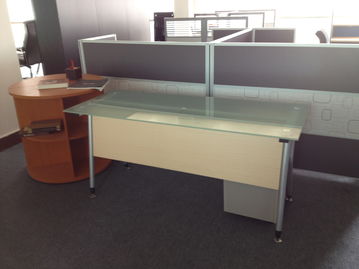 家具廠展廳換季清倉 辦公臺(tái)、文員臺(tái)、會(huì)議臺(tái)、書柜半價(jià)拋售，需自提